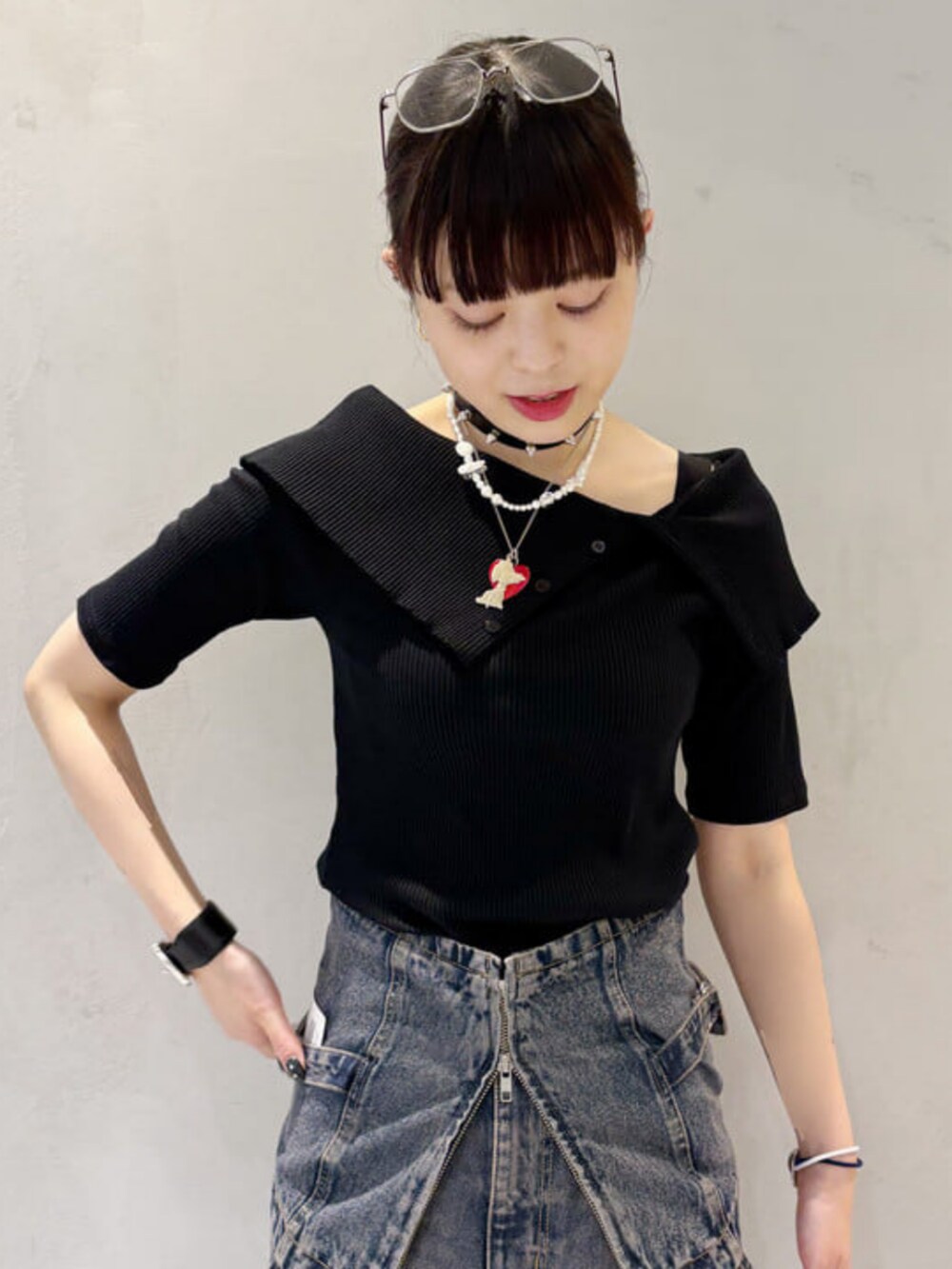 ブルー系のデニムパンツ、ブルー系のキャミソール、ブラック系のTシャツ/カットソーを着用したレディースの春コーディネートの3枚目の写真