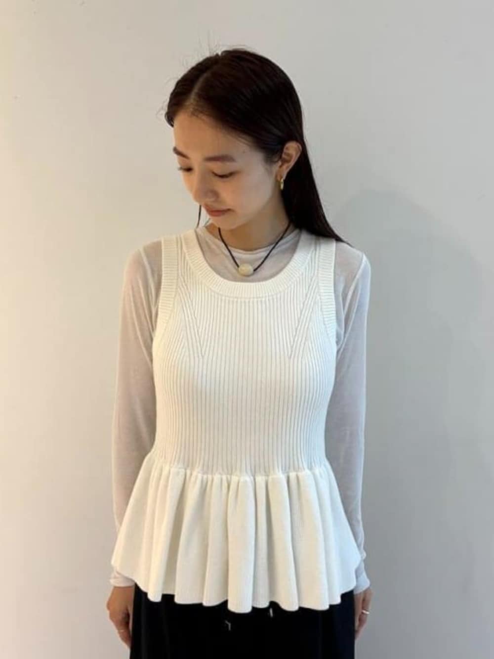 ブルー系のその他パンツ、ブラウン系のその他シューズ、ホワイト系のその他トップスを着用したレディースの夏コーディネートの2枚目の写真