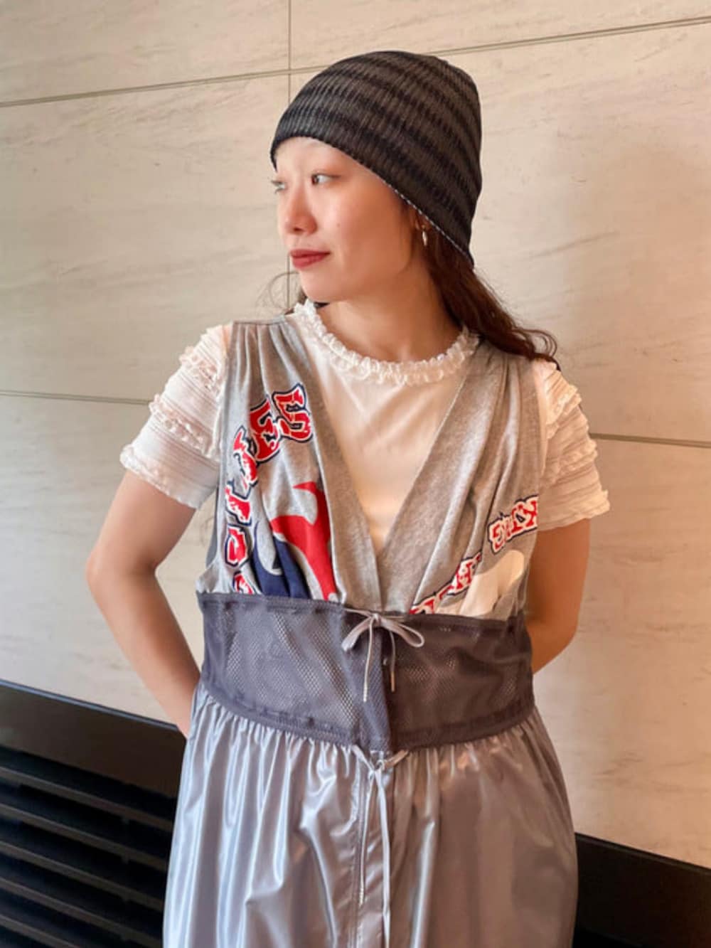 レッド系のボストンバッグ、ホワイト系のTシャツ/カットソー、ブラック系のニットキャップ/ビーニーを着用したレディースの春コーディネートの2枚目の写真