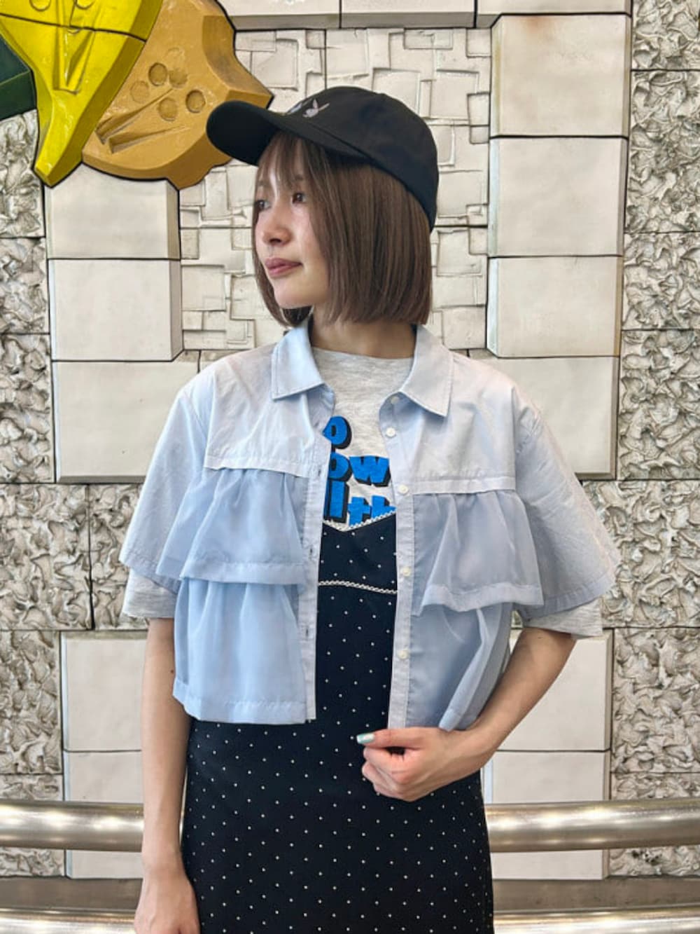 グレー系のTシャツ/カットソー、ブルー系のシャツ/ブラウス、ブラック系のワンピースを着用したレディースの夏コーディネートの2枚目の写真