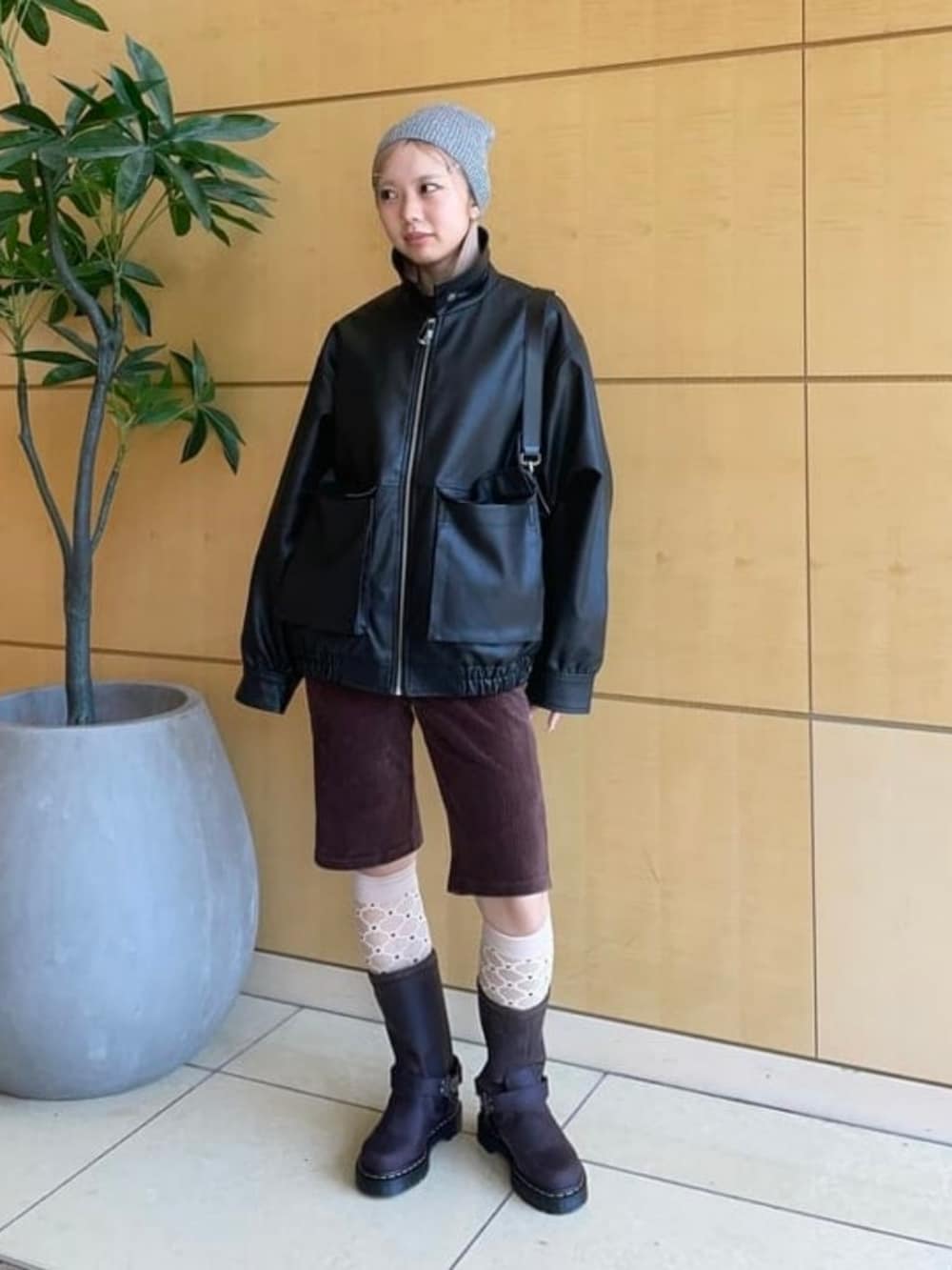 ブラウン系のその他パンツ、ブラック系のトートバッグ、ブラック系のブルゾンを着用したレディースの秋コーディネートの2枚目の写真