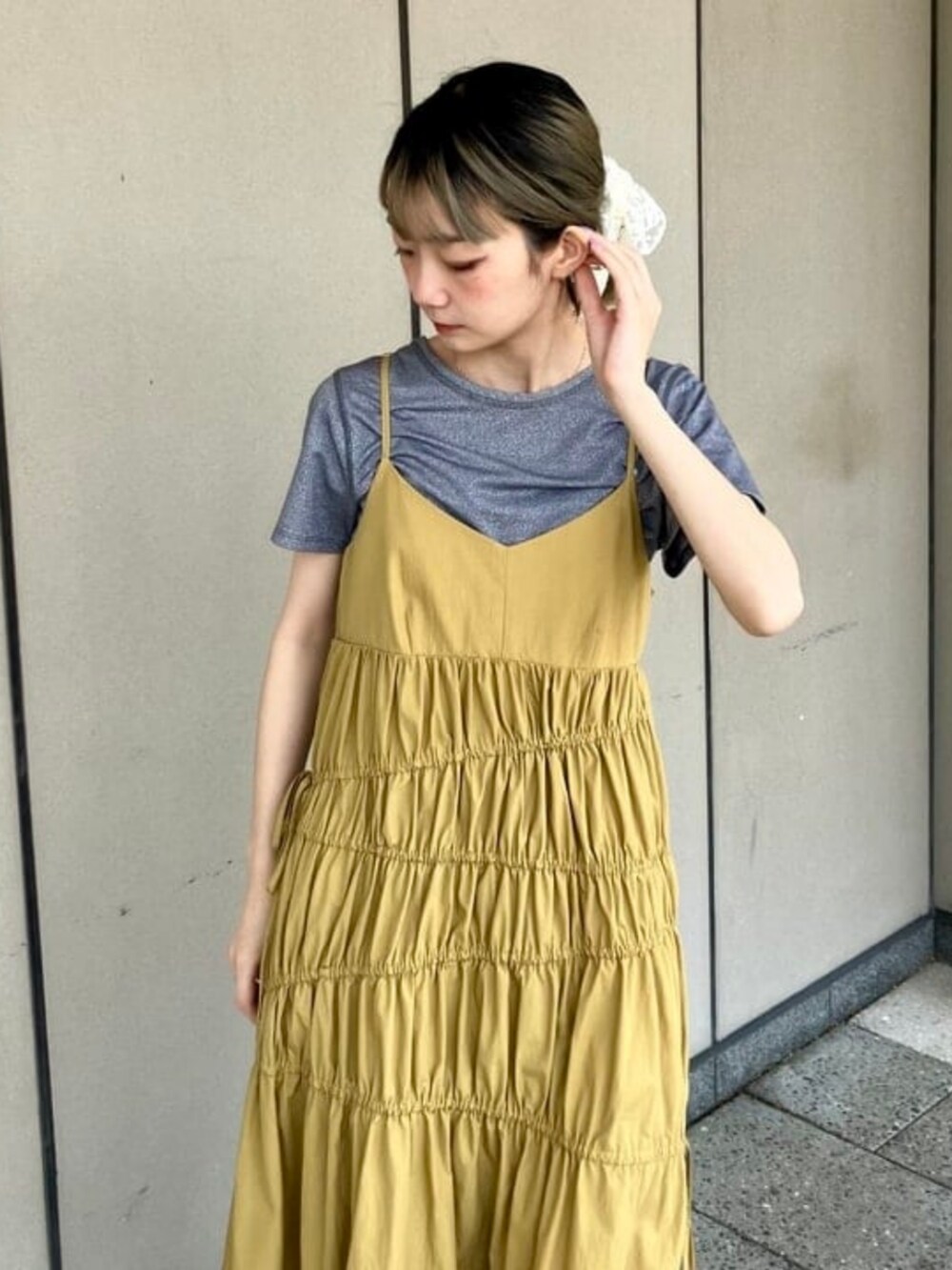 グレー系のTシャツ/カットソー、イエロー系のワンピースを着用したレディースの春コーディネートの3枚目の写真