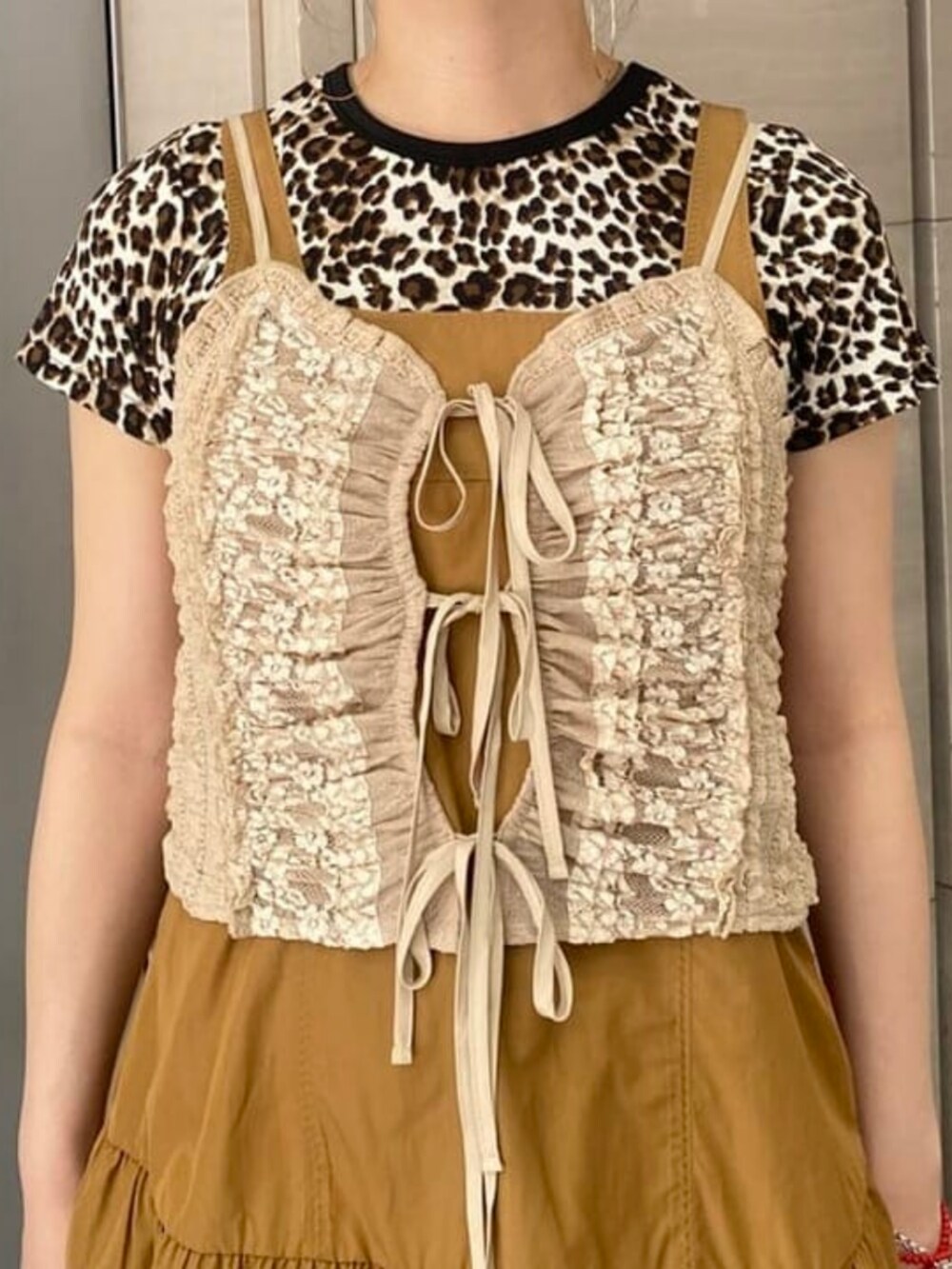 ベージュ系のTシャツ/カットソー、ベージュ系のシャツ/ブラウス、ブラウン系のワンピースを着用したレディースの夏コーディネートの2枚目の写真