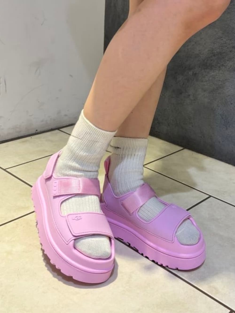 グレー系のスカート、ピンク系のサンダルを着用したレディースの春コーディネートの2枚目の写真
