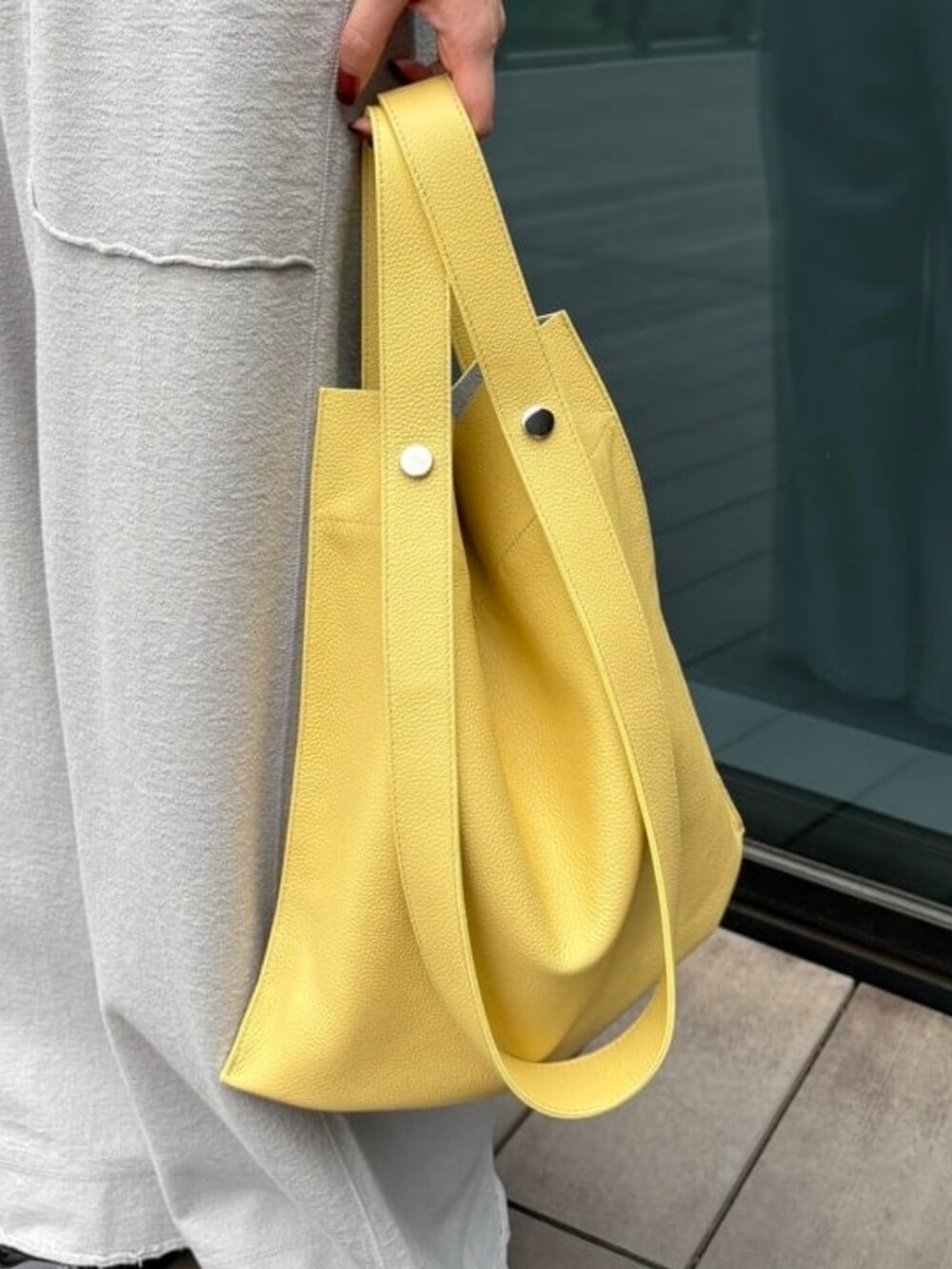 ベージュ系のトートバッグ、グレー系のスウェットパンツ、ブラウン系のシャツ/ブラウスを着用したレディースの春コーディネートの2枚目の写真