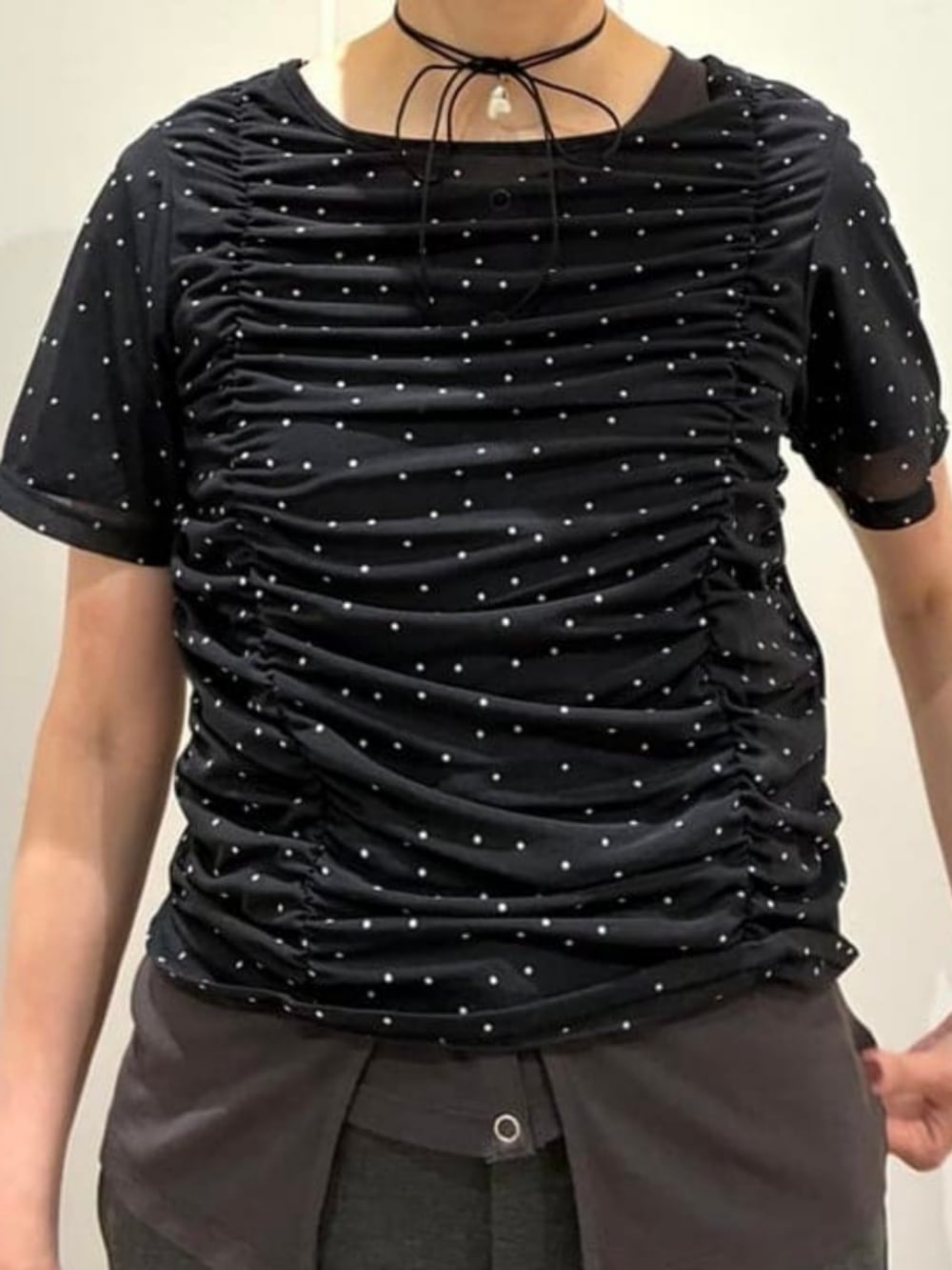 グレー系のその他パンツ、ブラック系のTシャツ/カットソー、ブラウン系のTシャツ/カットソーを着用したレディースの夏コーディネートの2枚目の写真