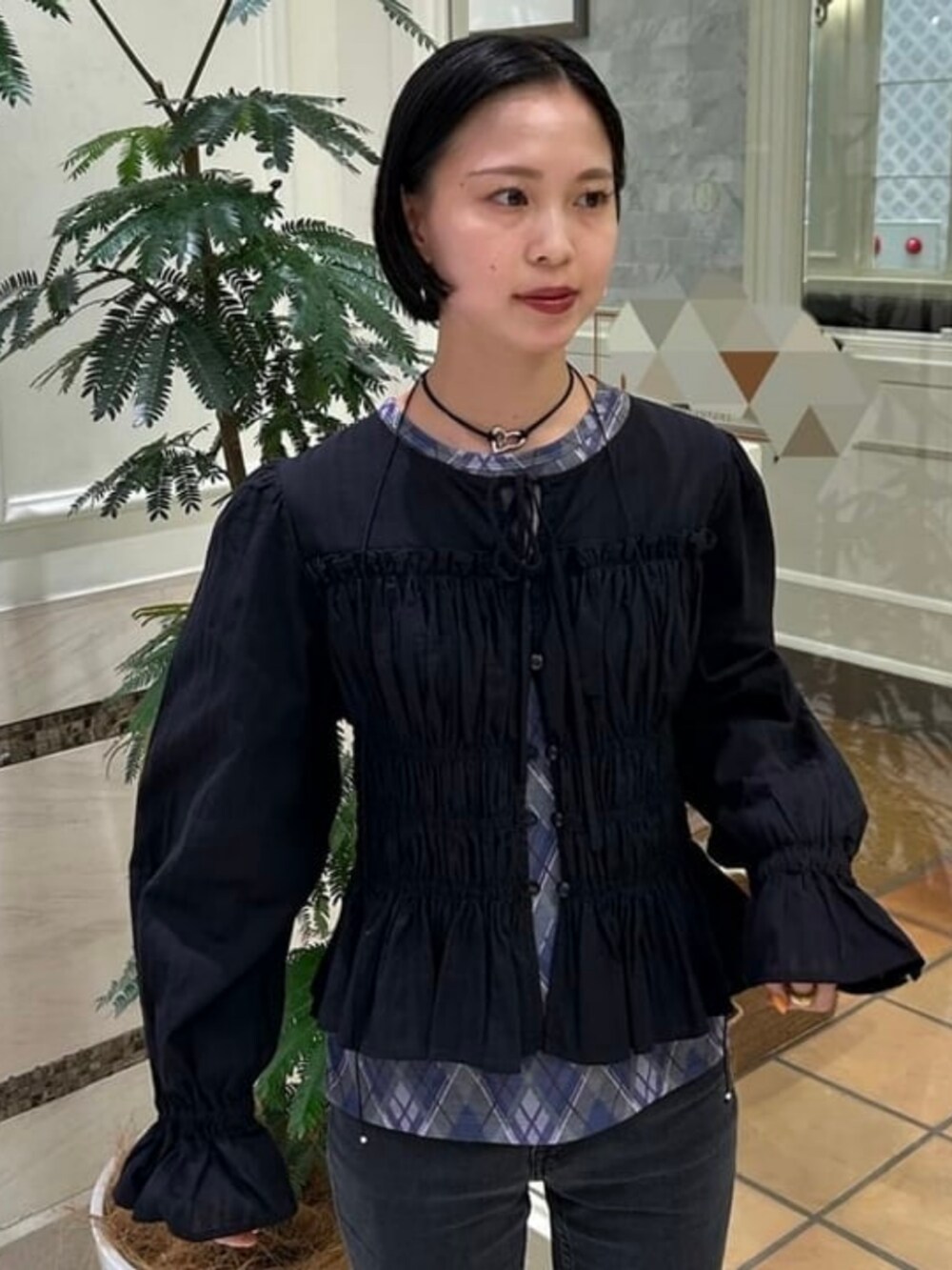 パープル系のTシャツ/カットソー、ブラック系のシャツ/ブラウスを着用したレディースの夏コーディネートの2枚目の写真