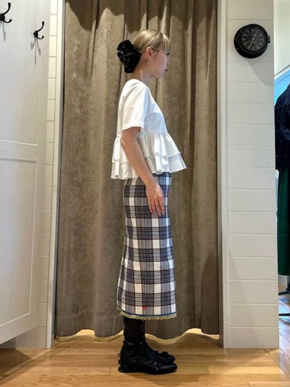 ホワイト系のTシャツ/カットソーを着用したレディースの春コーディネートの2枚目の写真