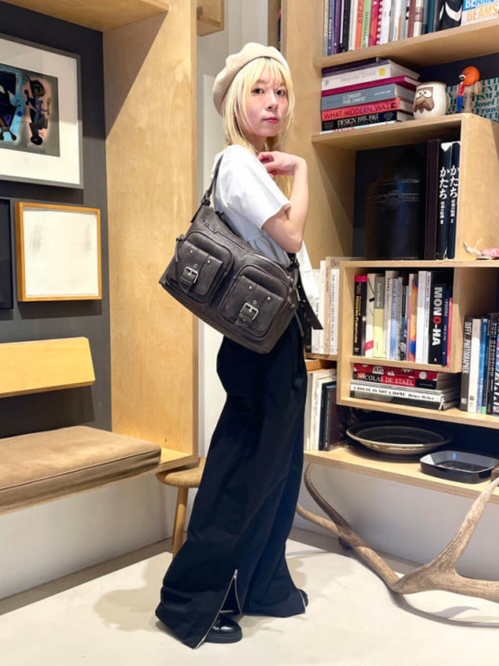 ブラウン系のトートバッグ、ホワイト系のTシャツ/カットソー、ブラック系のその他パンツを着用したレディースの春コーディネートの2枚目の写真