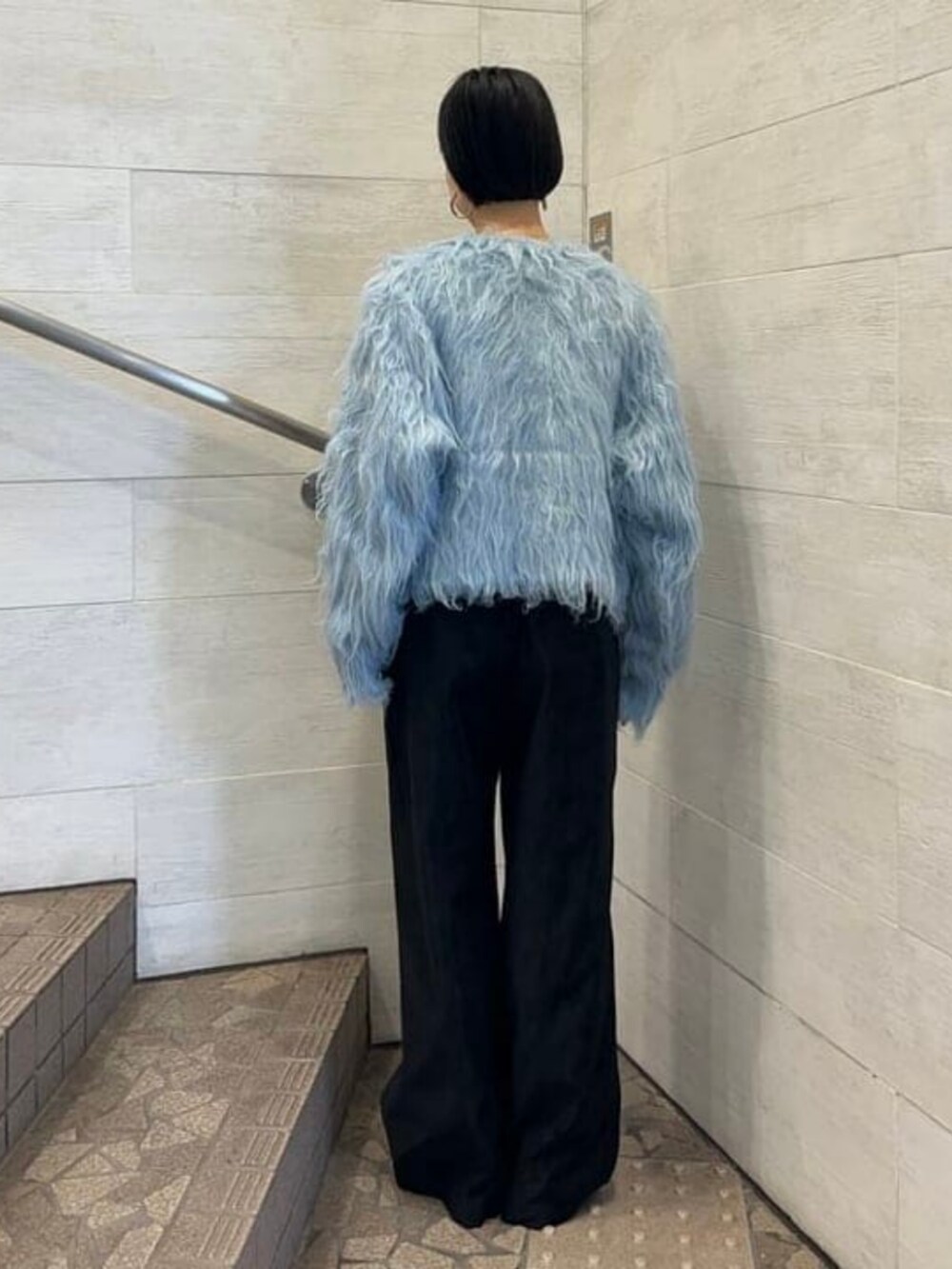 ブルー系のカーディガン/ボレロ、ブラック系のその他パンツを着用したレディースの秋コーディネートの2枚目の写真