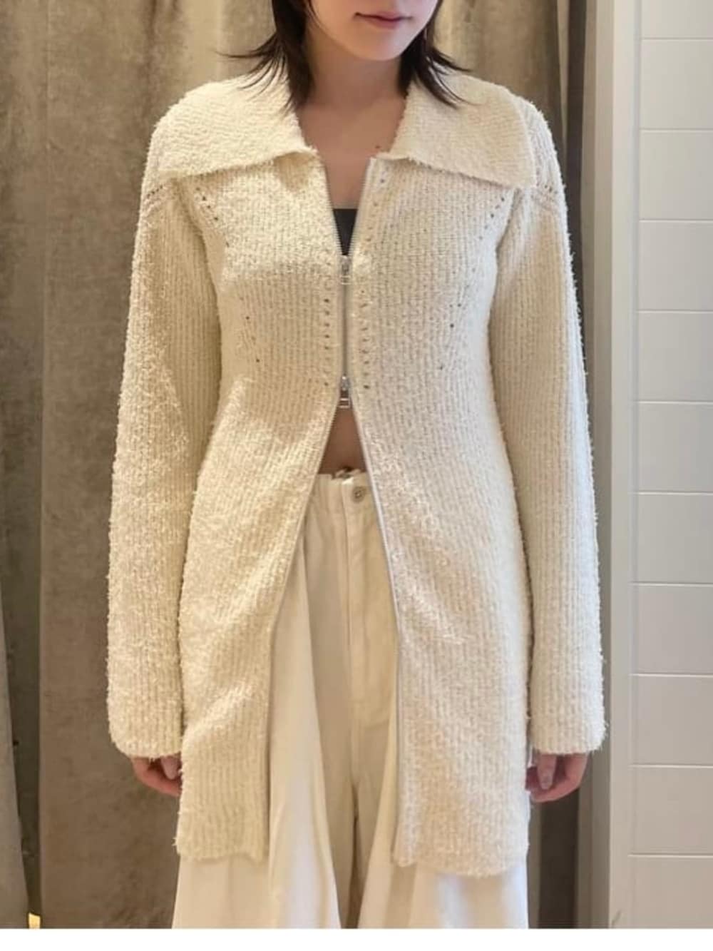 ホワイト系のワンピース、ベージュ系のその他パンツ、ブラック系のスリッポンを着用したレディースの秋コーディネートの2枚目の写真
