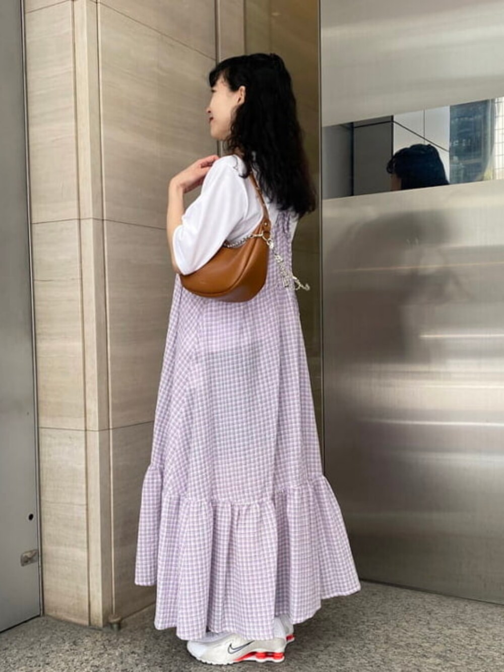 ブラウン系のトートバッグ、パープル系のワンピース、ホワイト系のスニーカーを着用したレディースの夏コーディネートの2枚目の写真