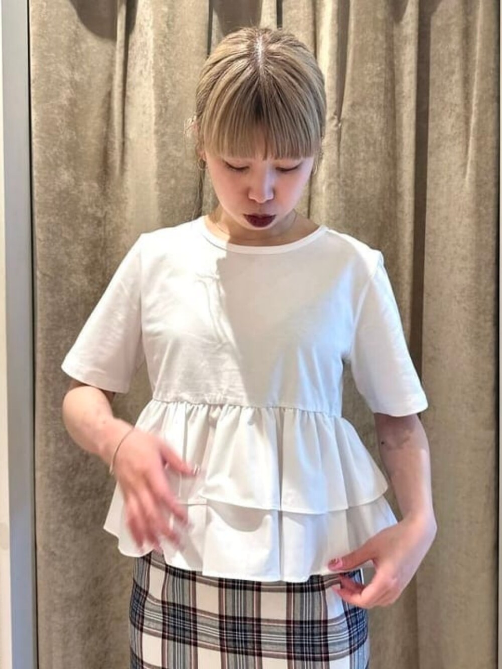 ホワイト系のTシャツ/カットソーを着用したレディースの春コーディネートの3枚目の写真