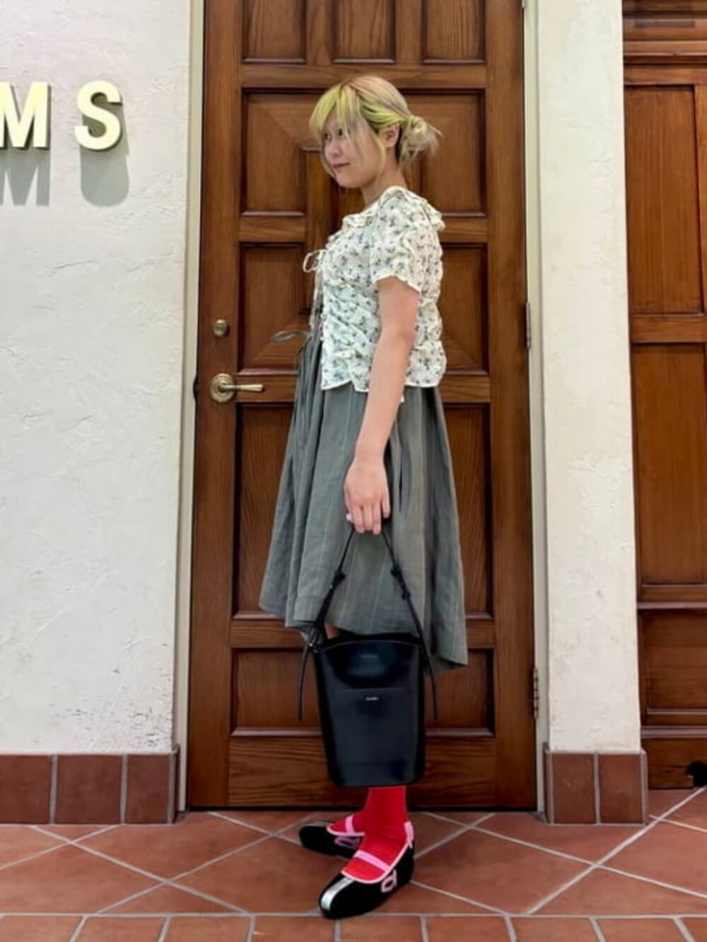 ホワイト系のシャツ/ブラウス、グレー系のサロペット/オーバーオール、ブラック系のスニーカーを着用したレディースの夏コーディネートの2枚目の写真