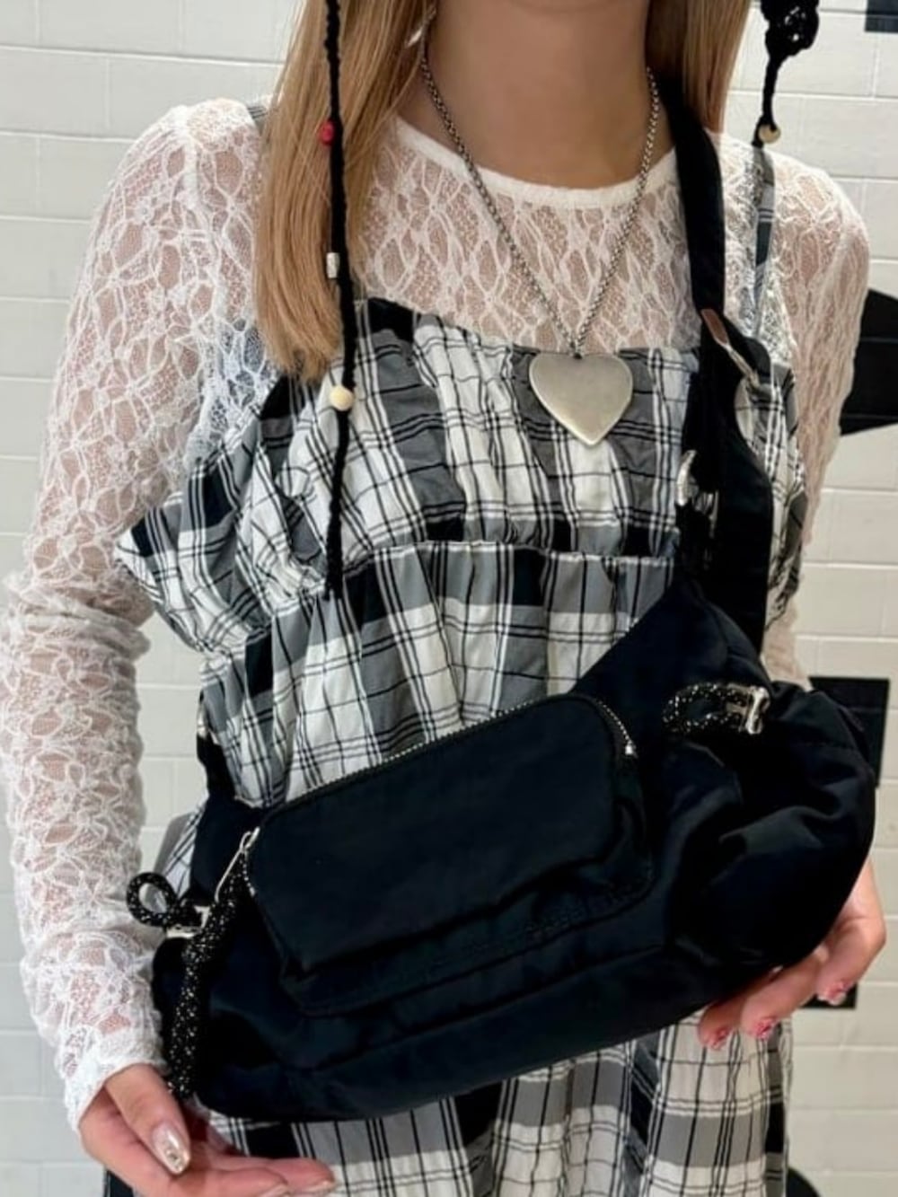 ホワイト系のTシャツ/カットソー、ホワイト系のワンピース、ブラック系のトートバッグを着用したレディースの春コーディネートの3枚目の写真