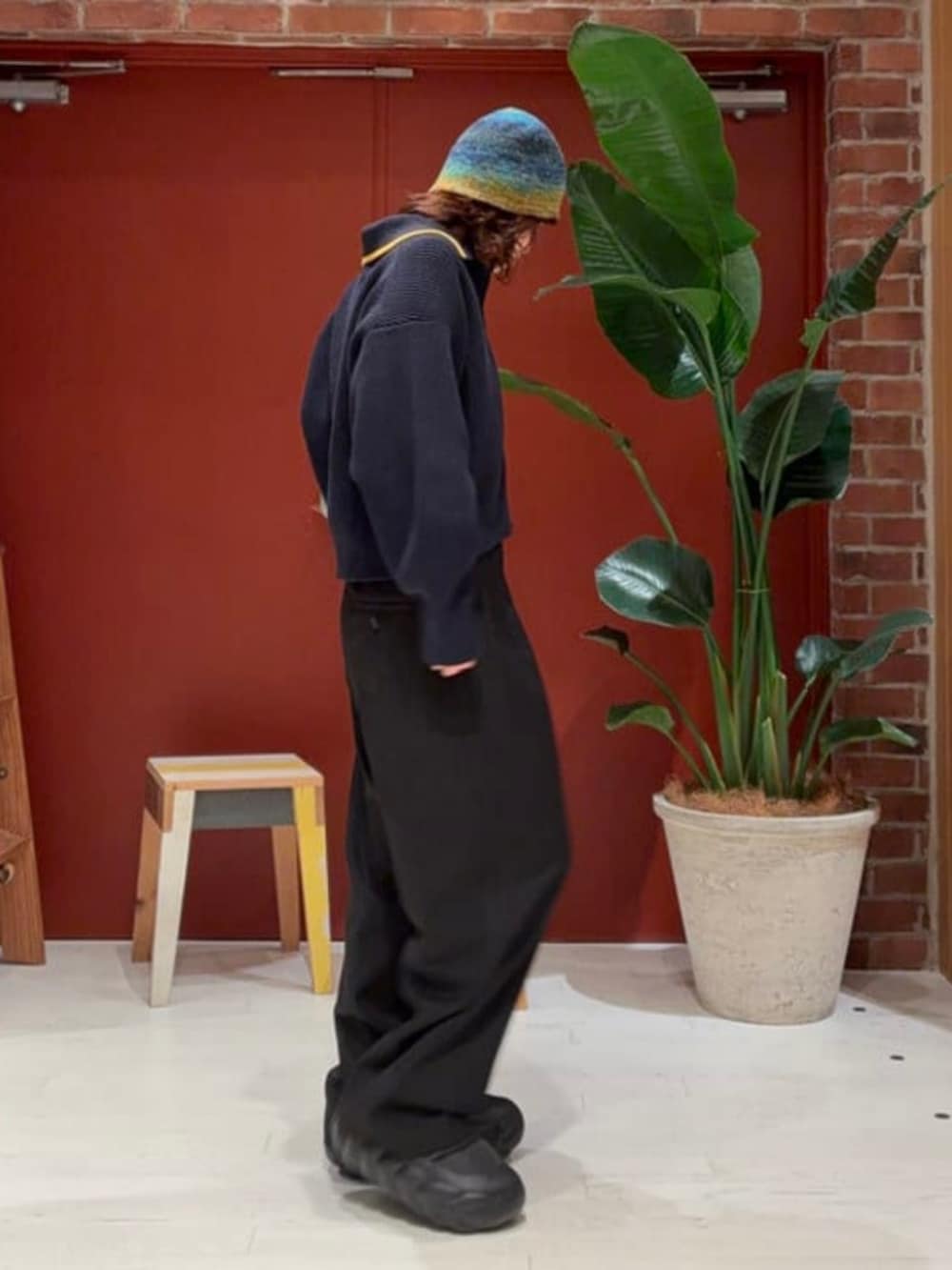 ブルー系のカーディガン/ボレロ、ブラック系のその他パンツを着用したレディースの秋コーディネートの2枚目の写真