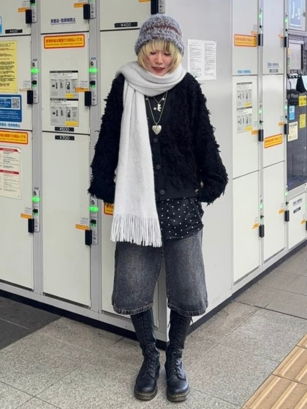 ブラック系のその他パンツ、ブラック系のカーディガン/ボレロ、ブルー系のハットを着用したレディースの冬コーディネートの2枚目の写真