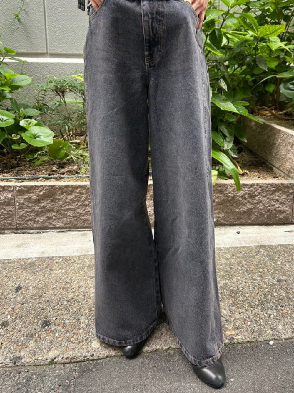 ブルー系のデニムパンツ、ブルー系のキャミソール、ブルー系のTシャツ/カットソーを着用したレディースの春コーディネートの4枚目の写真