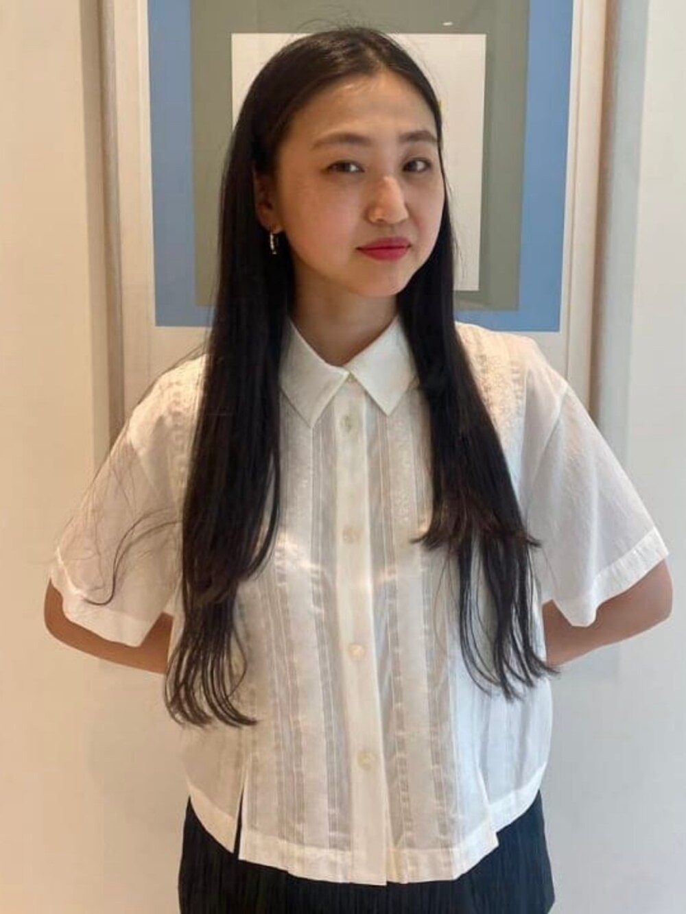 ホワイト系のシャツ/ブラウス、ブラック系のスカートを着用したレディースの夏コーディネートの2枚目の写真