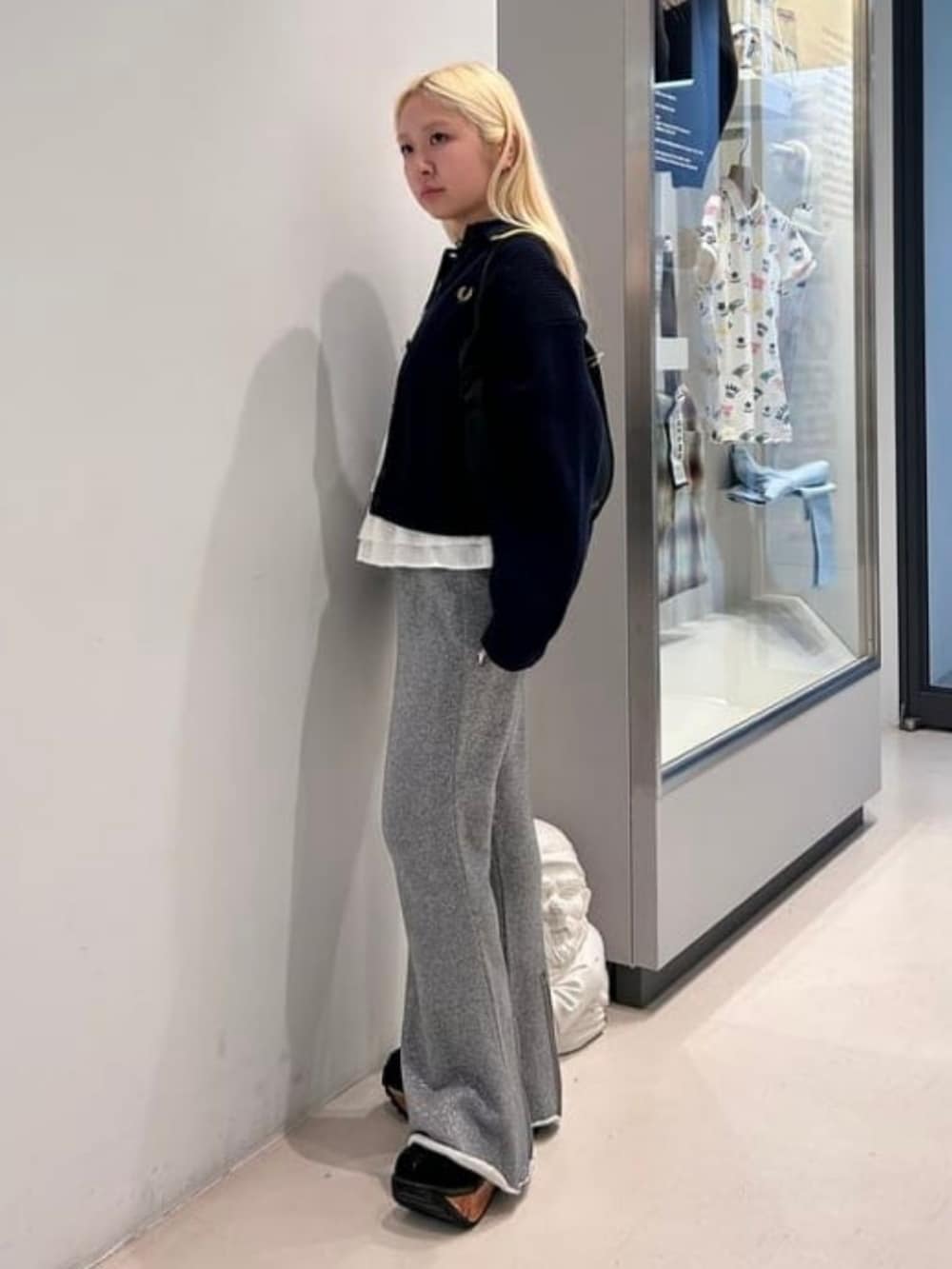 ブルー系のカーディガン/ボレロ、ホワイト系のシャツ/ブラウス、グレー系のスラックスを着用したレディースの夏コーディネートの2枚目の写真