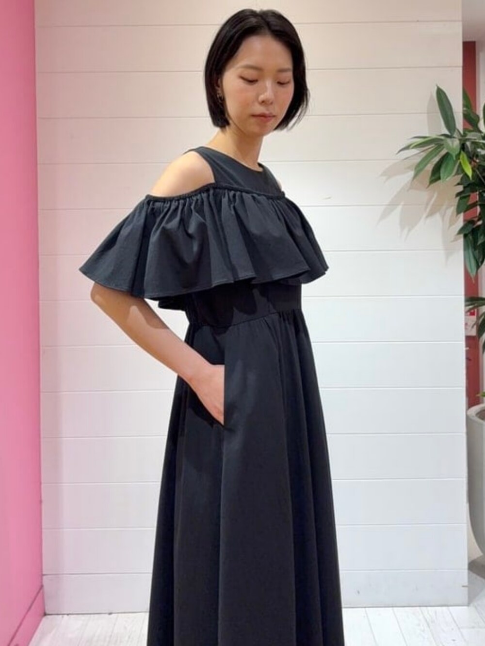 ブラック系のワンピース、シルバー系のトートバッグを着用したレディースの夏コーディネートの3枚目の写真