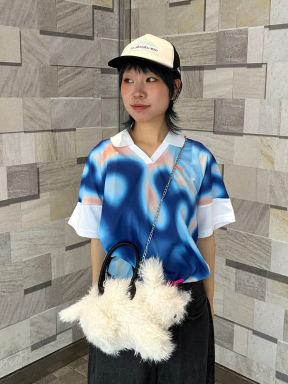 ホワイト系のTシャツ/カットソー、ブルー系のジャージ、ホワイト系のトートバッグを着用したレディースの秋コーディネートの2枚目の写真