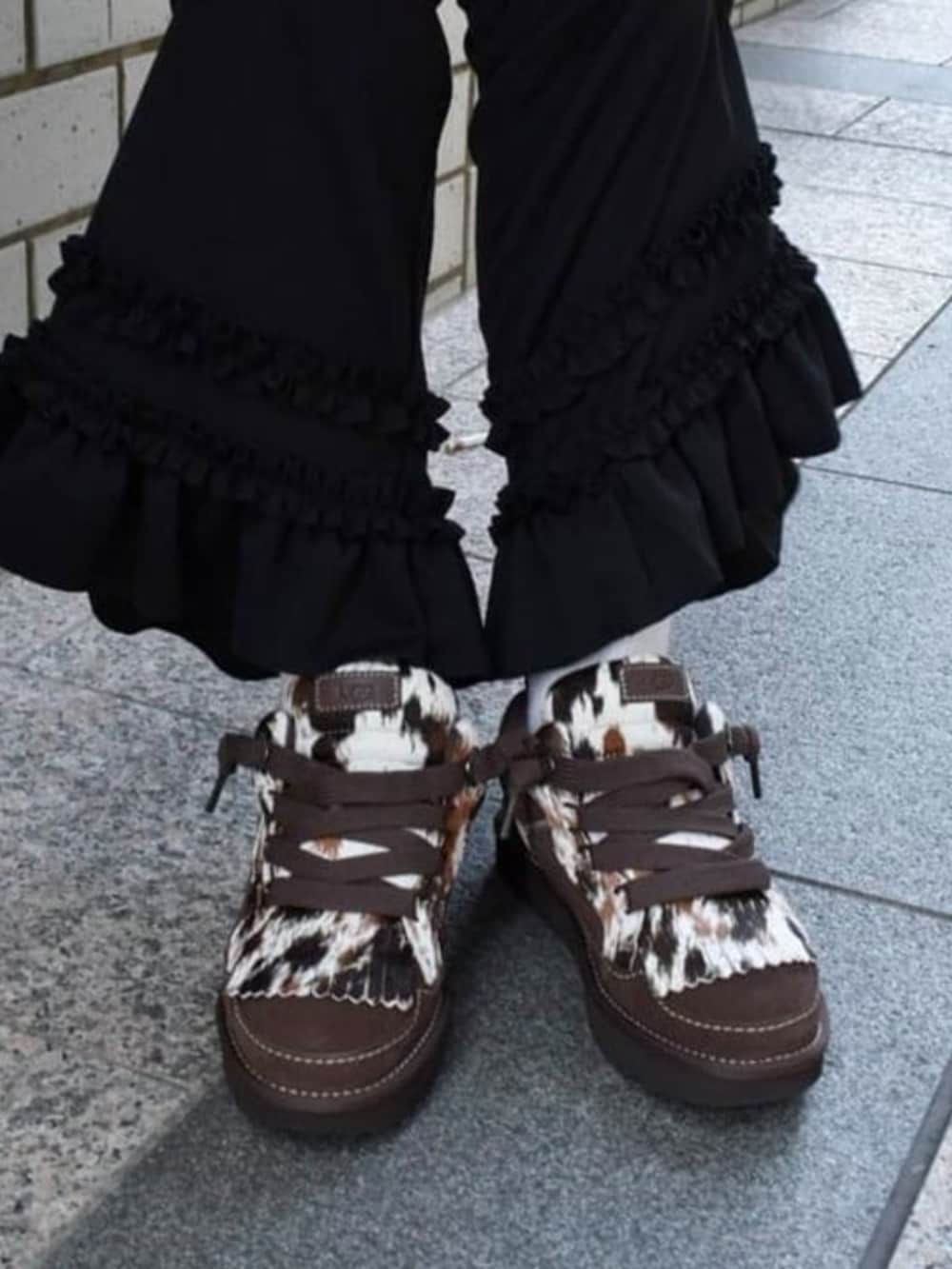 ブラック系のその他パンツ、ブラック系のパーカー、ブラウン系のスニーカーを着用したレディースの秋コーディネートの2枚目の写真