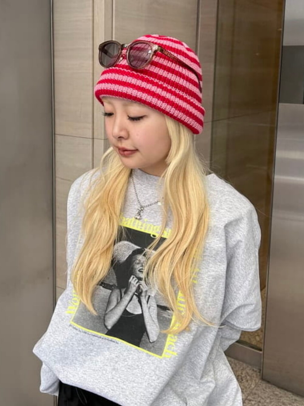 ブラック系のその他パンツ、グレー系のTシャツ/カットソー、レッド系のニットキャップ/ビーニーを着用したレディースの春コーディネートの4枚目の写真