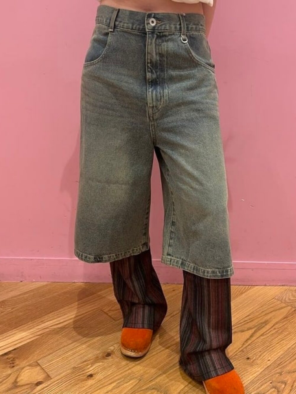 ホワイト系のTシャツ/カットソー、ブルー系のデニムパンツを着用したレディースの夏コーディネートの3枚目の写真