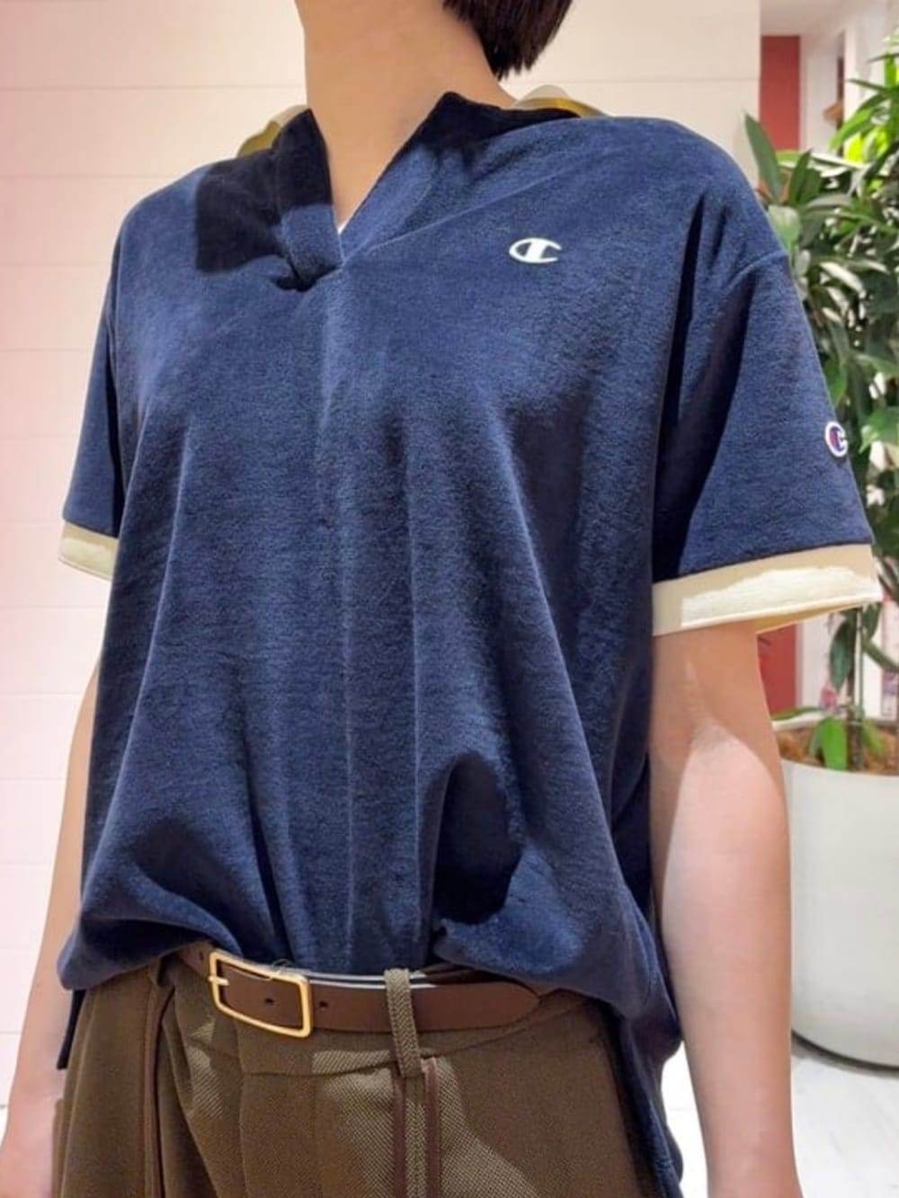 ブルー系のポロシャツ、ブラウン系のその他パンツを着用したレディースの夏コーディネートの3枚目の写真