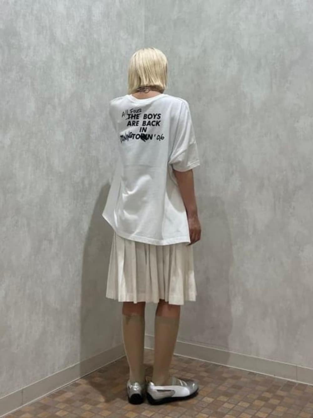 ホワイト系のTシャツ/カットソー、シルバー系のスニーカーを着用したレディースの夏コーディネートの2枚目の写真