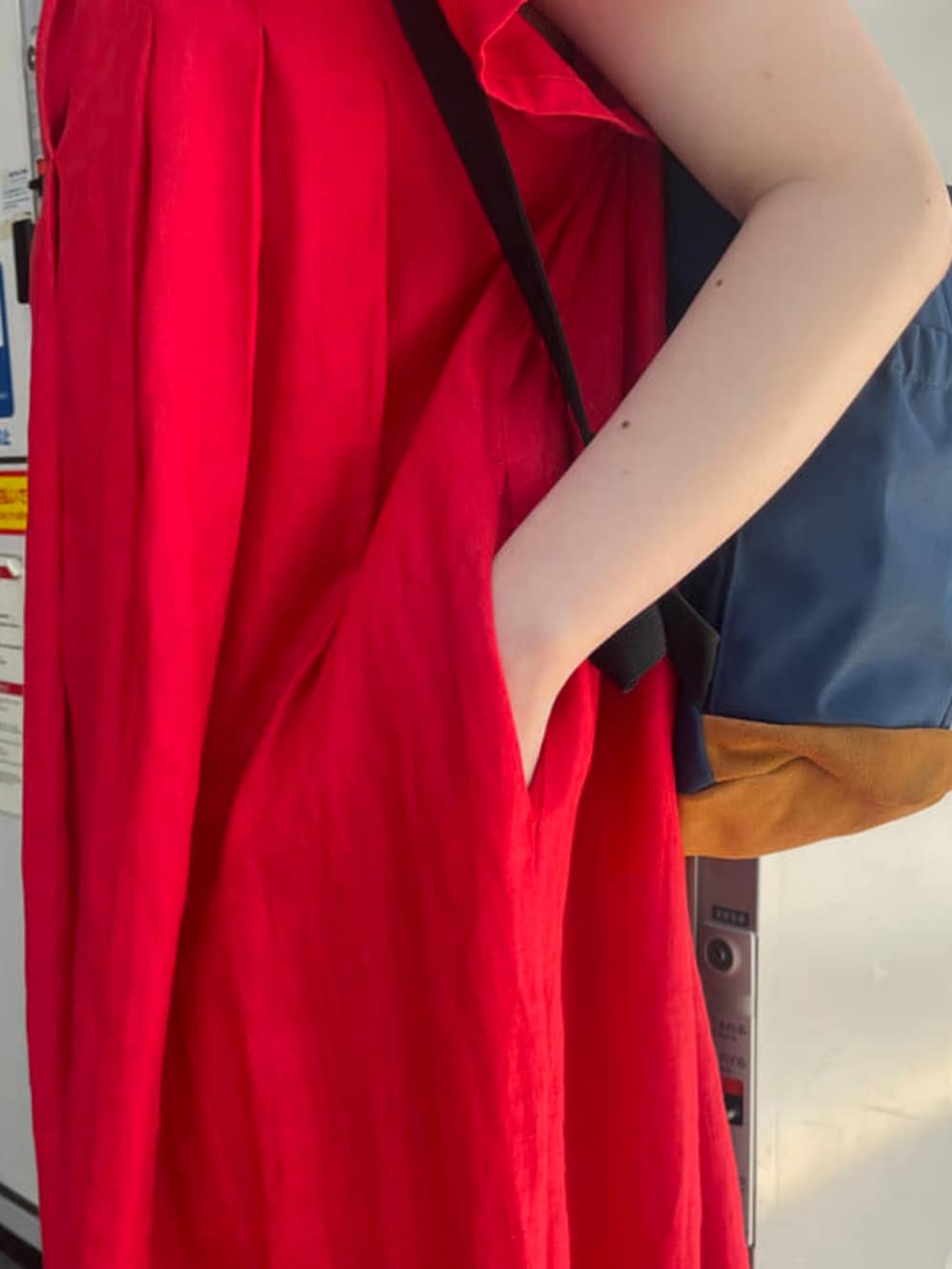 レッド系のワンピースを着用したレディースの夏コーディネートの4枚目の写真