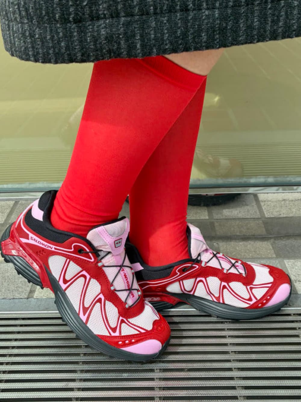 ピンク系のスニーカー、グレー系のその他パンツを着用したレディースの秋コーディネートの2枚目の写真