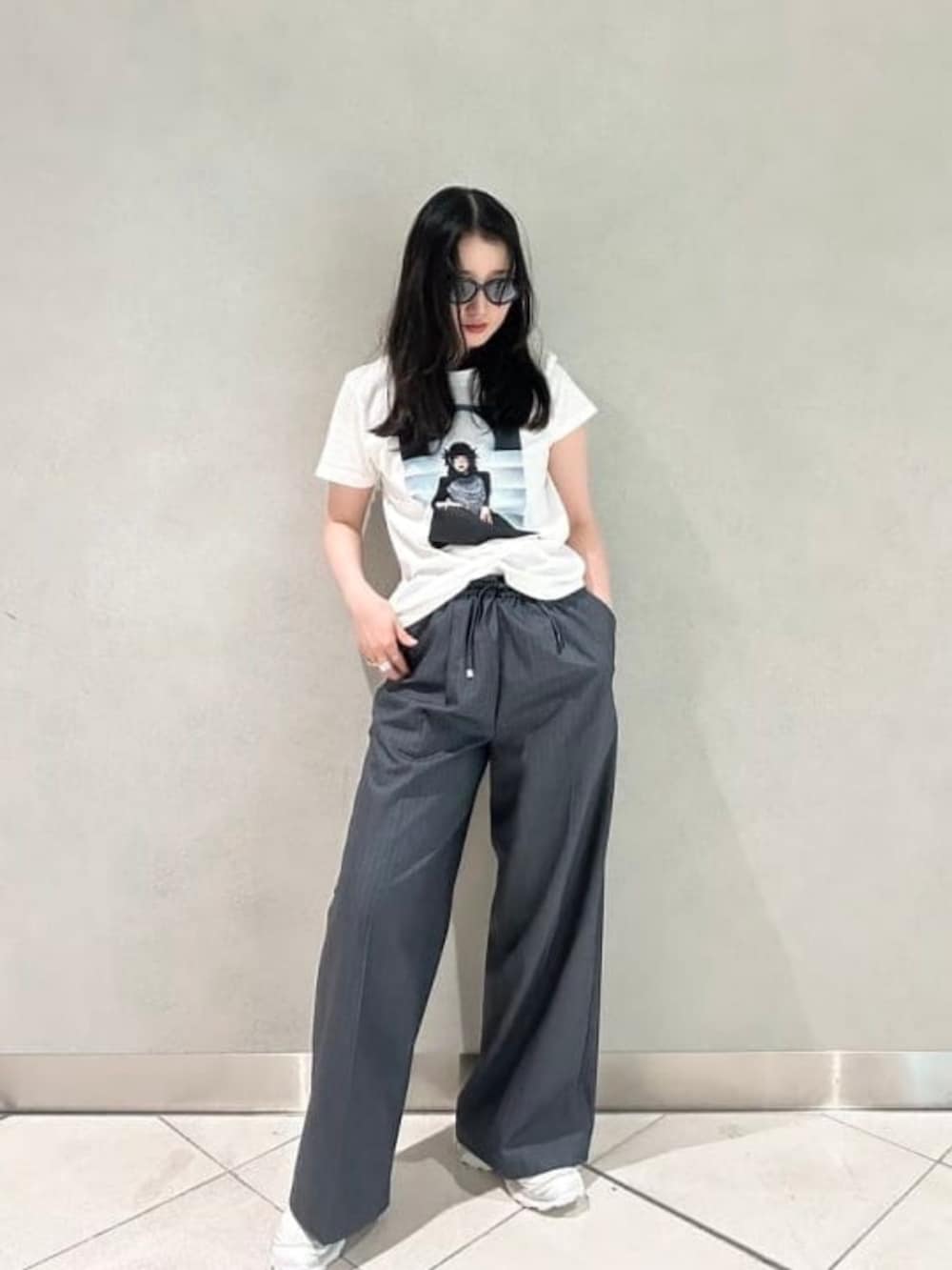 ホワイト系のTシャツ/カットソー、シルバー系のその他パンツ、ブラック系のサングラスを着用したレディースの夏コーディネートの2枚目の写真