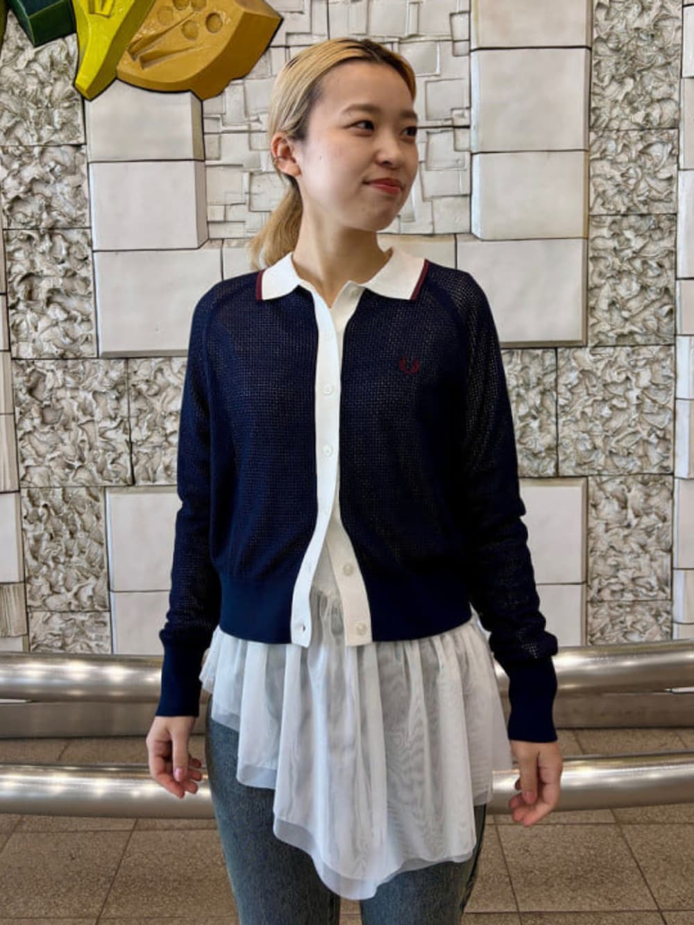 グリーン系のMA-1、ブラウン系のショルダーバッグ、ホワイト系のTシャツ/カットソーを着用したレディースの春コーディネートの2枚目の写真