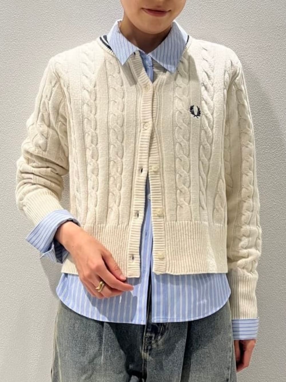 ブラック系のパンプス、ブルー系のデニムパンツ、ブルー系のシャツ/ブラウスを着用したレディースの秋コーディネートの2枚目の写真