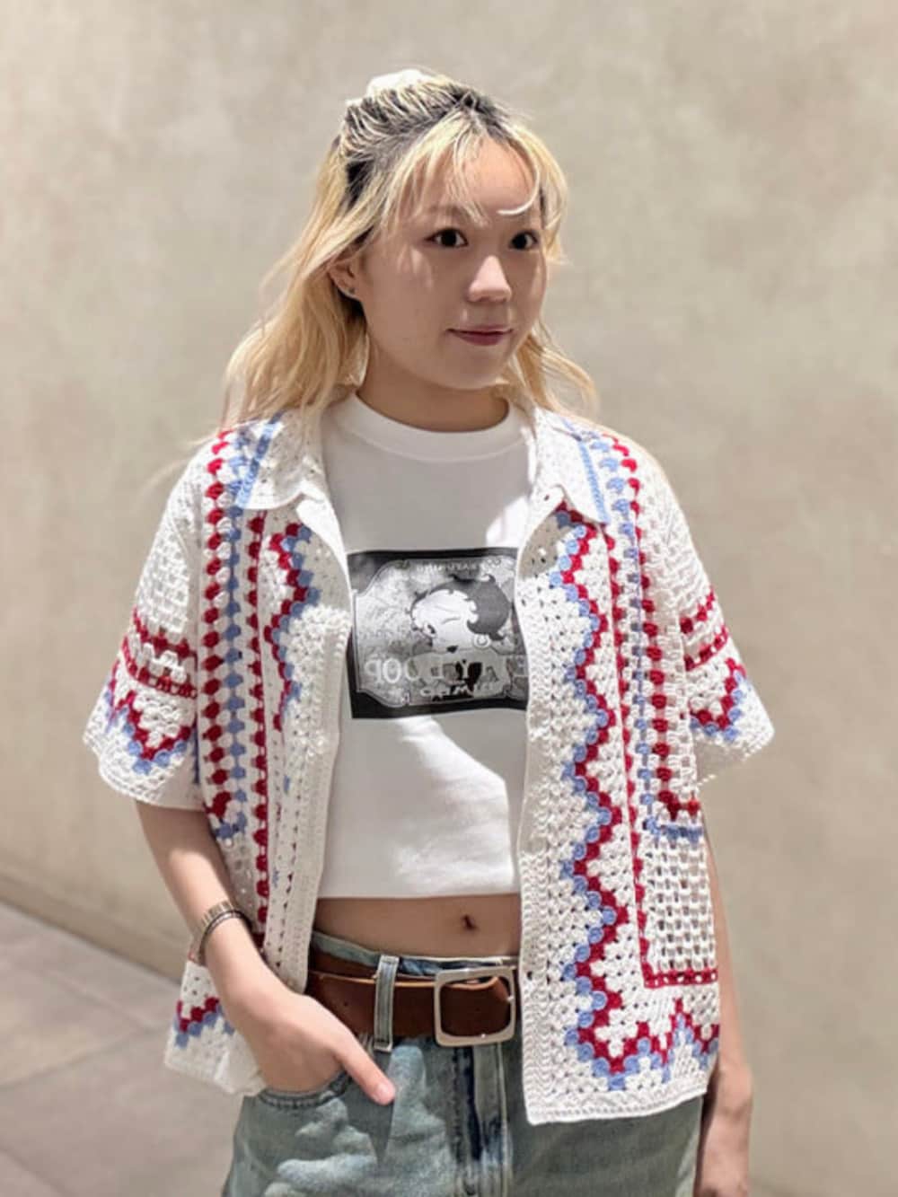 「Ray BEAMS、Levis、ウエスタンブーツ、ヒッピースタイル、ハーフパンツ、カジュアルコーデ、低身長コーデ」｜「Ray BEAMSの【別注】CONTROL FREAK / ダウニー ショルダー バッグ（トートバッグ、レッド系）」を使った、Ray BEAMSさん（レディース・152cm）の春コーディネートの3枚目の写真