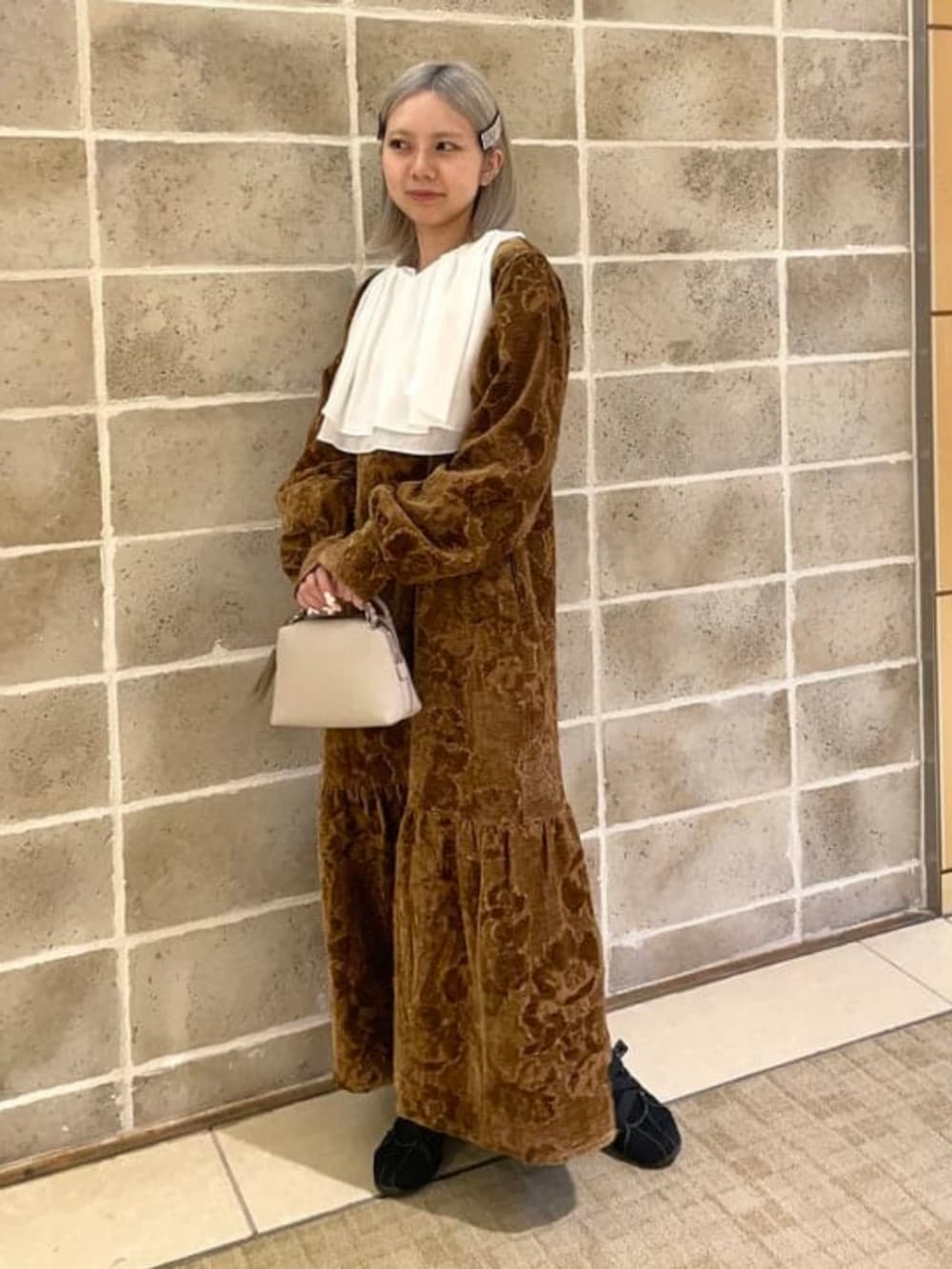 ホワイト系のシャツ/ブラウス、ブラウン系のワンピース、ベージュ系のショルダーバッグを着用したレディースの秋コーディネートの2枚目の写真