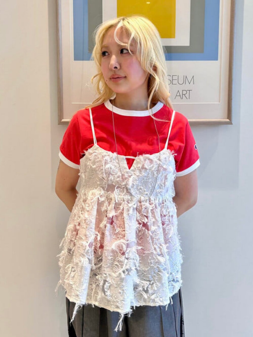 グレー系のその他パンツ、ホワイト系のキャミソール、レッド系のTシャツ/カットソーを着用したレディースの春コーディネートの3枚目の写真