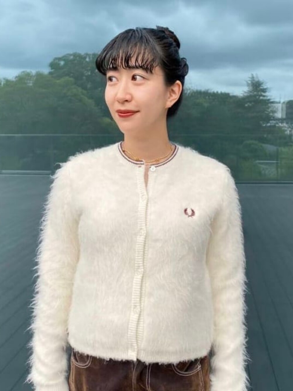 ブラック系のトートバッグ、ベージュ系のカーディガン/ボレロ、ブラウン系のその他パンツを着用したレディースの夏コーディネートの2枚目の写真