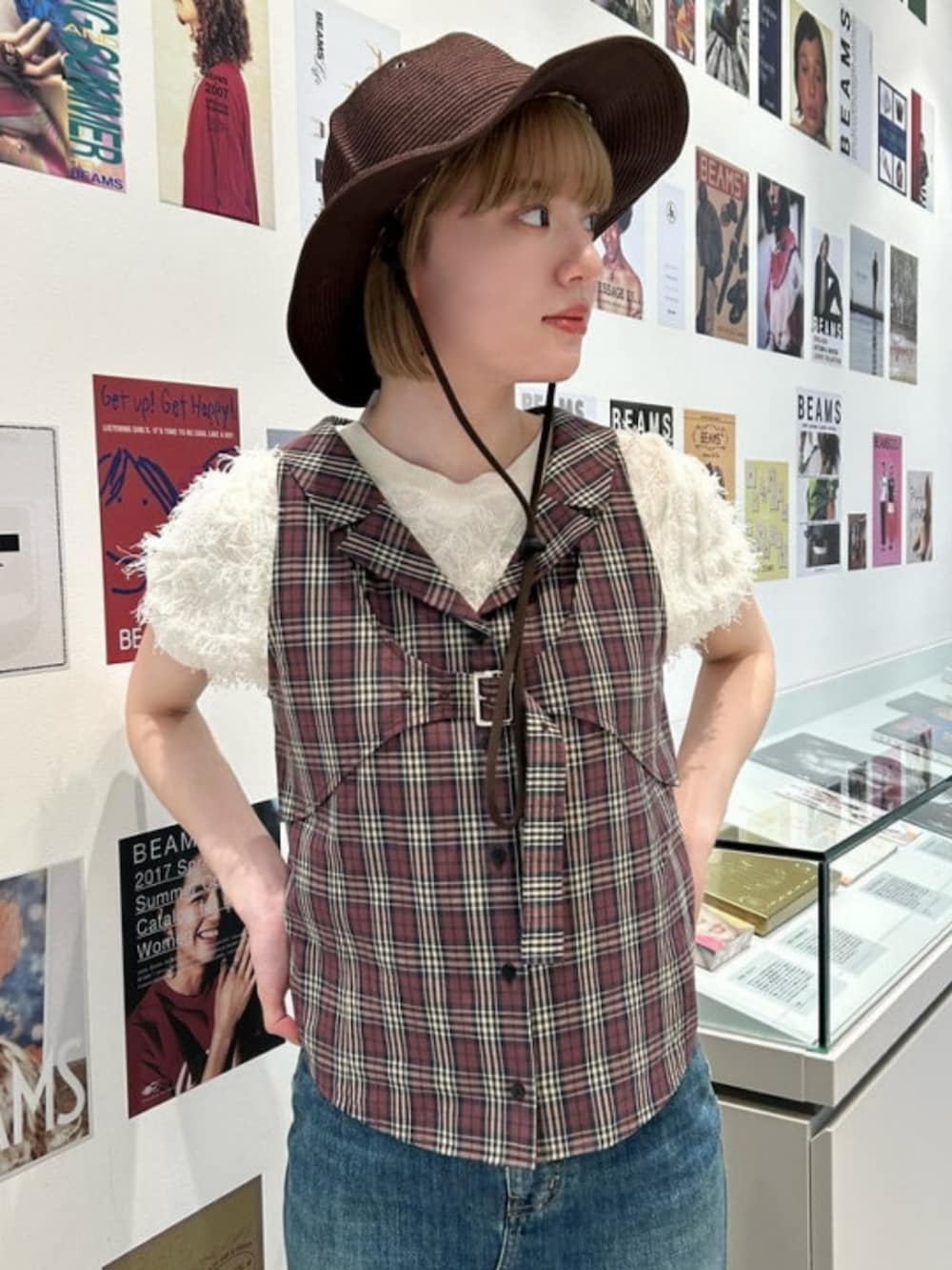 ホワイト系のニット/セーター、ブラウン系のシャツ/ブラウス、ブラウン系のブーツを着用したレディースの夏コーディネートの3枚目の写真