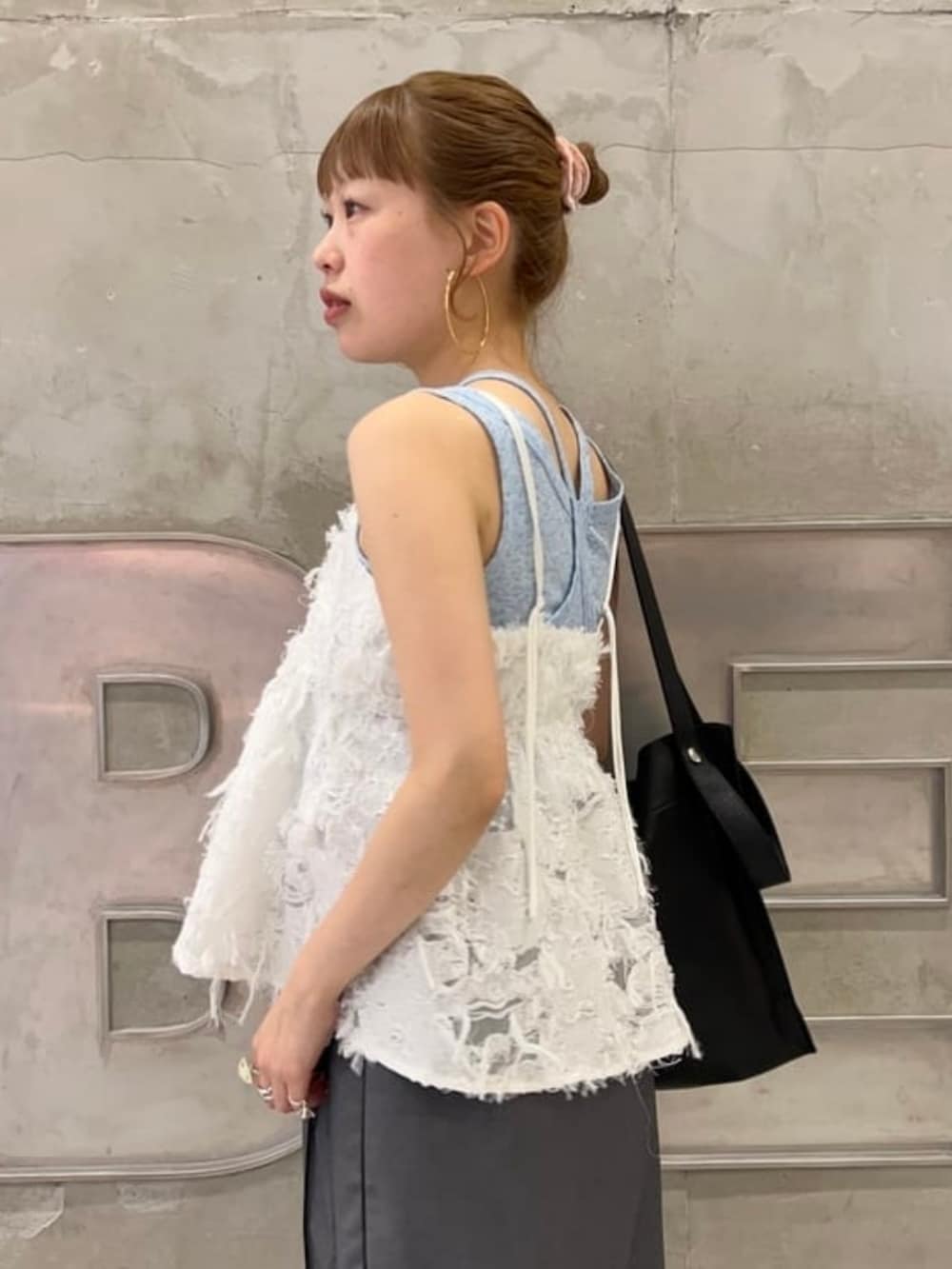 ブラック系のトートバッグ、グレー系のその他パンツ、ブルー系のタンクトップを着用したレディースの夏コーディネートの3枚目の写真