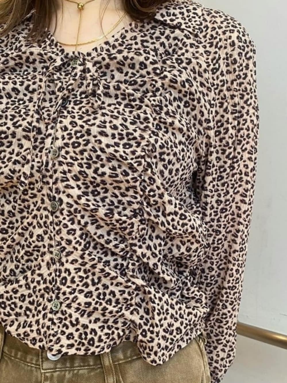 ブラウン系のデニムパンツ、ブラウン系のシャツ/ブラウス、ゴールド系のサングラスを着用したレディースの夏コーディネートの2枚目の写真