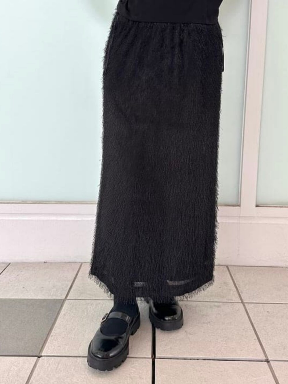 ブラック系のTシャツ/カットソー、ブラック系のスカート、ブラック系のニットキャップ/ビーニーを着用したレディースの夏コーディネートの3枚目の写真