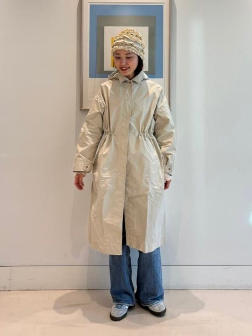 ホワイト系のその他アウター、ベージュ系のニットキャップ/ビーニーを着用したレディースの冬コーディネートの2枚目の写真