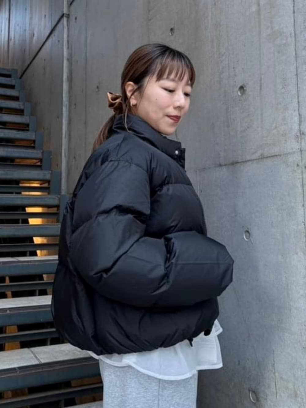 ブラック系のトートバッグ、シルバー系のその他パンツ、ブラック系のダウンジャケット/コートを着用したレディースの冬コーディネートの2枚目の写真