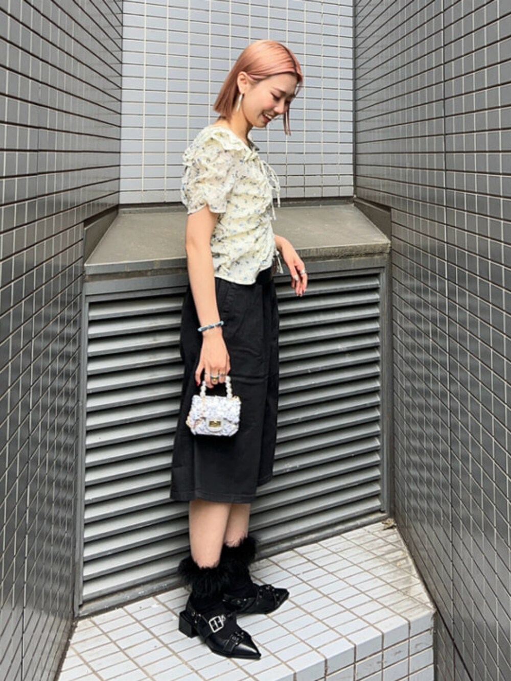 ホワイト系のシャツ/ブラウス、ブラック系のデニムパンツ、シルバー系のトートバッグを着用したレディースの春コーディネートの2枚目の写真