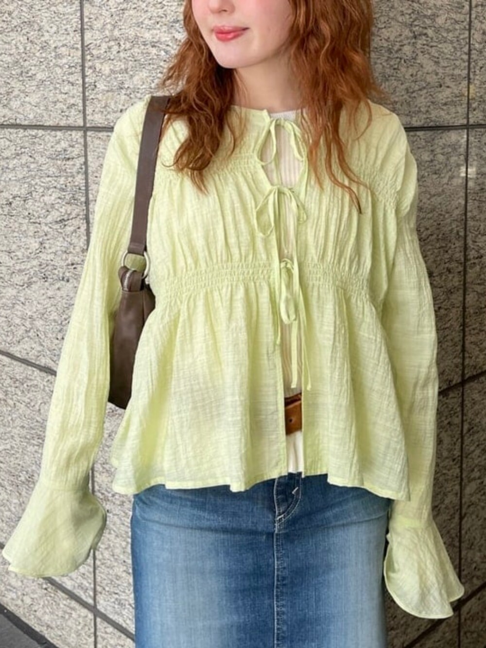 グリーン系のシャツ/ブラウスを着用したレディースの春コーディネートの2枚目の写真