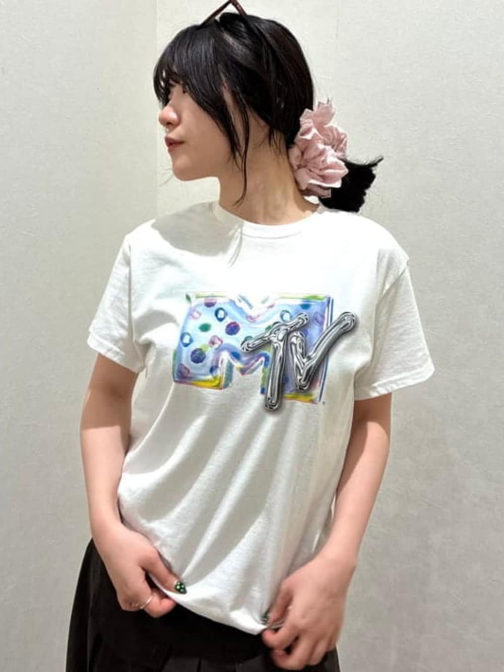 ブラウン系のスカート、ホワイト系のTシャツ/カットソー、グレー系のナイロンジャケットを着用したレディースの春コーディネートの2枚目の写真