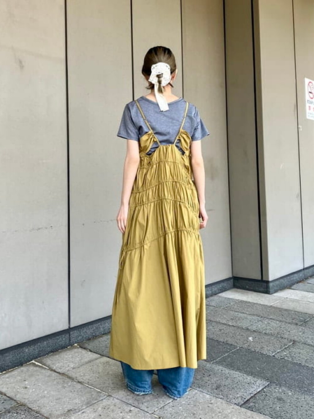 グレー系のTシャツ/カットソー、イエロー系のワンピースを着用したレディースの春コーディネートの2枚目の写真